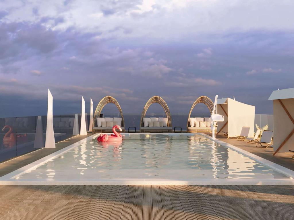 L'Expo Hotel Valencia offre una terrazza panoramica con piscina stagionale e vista panoramica su Valencia.