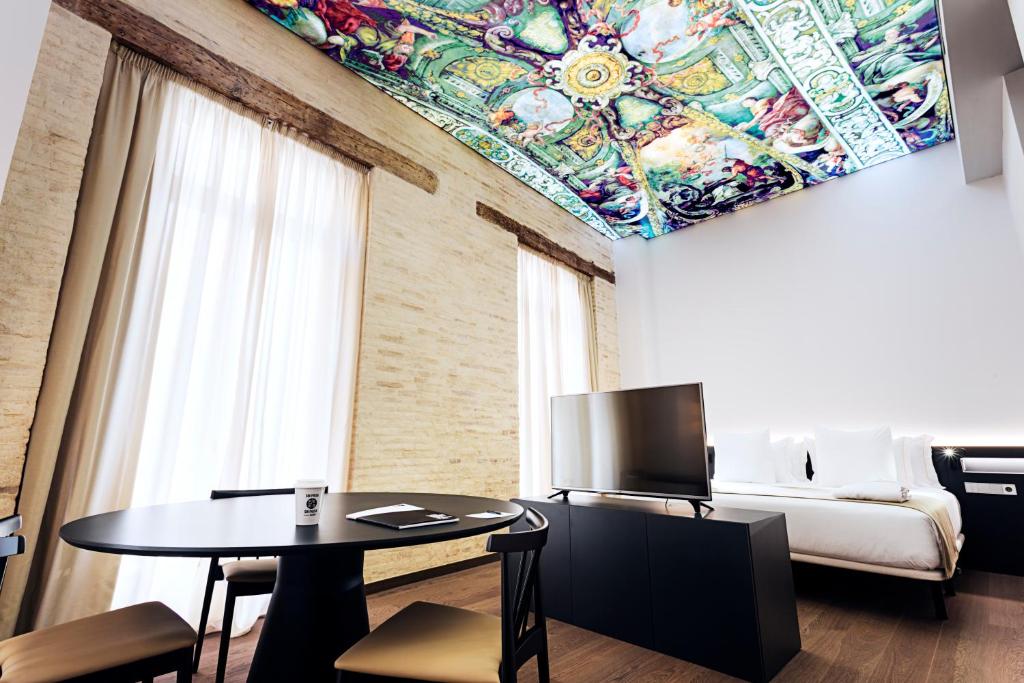 Doté d'une connexion Wi-Fi gratuite, d'une piscine extérieure de saison et d'une terrasse bien exposée, One Shot Mercat 09 propose un hébergement dans le quartier de Ciutat Vella,...