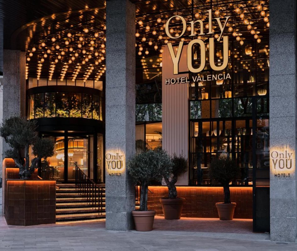 Mit einem Fitnesscenter, einem Restaurant sowie einer Bar erwartet Sie das Only YOU Hotel Valencia im Zentrum von Valencia, 700 m vom Bahnhof Norte...