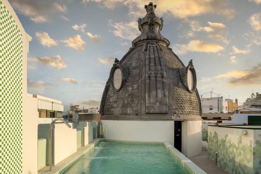 Palacio Santa Clara, Autograph Collection cuenta con salón compartido, terraza, restaurante y bar en Valencia.