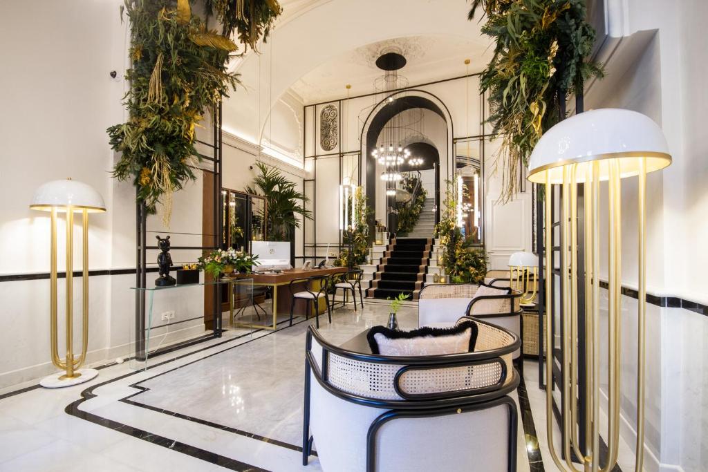 Situat în Valencia, la 300 de metri de Biserica Sfântul Nicolás, MYR Palacio Vallier oferă cazare cu terasă, parcare privată, un restaurant și...