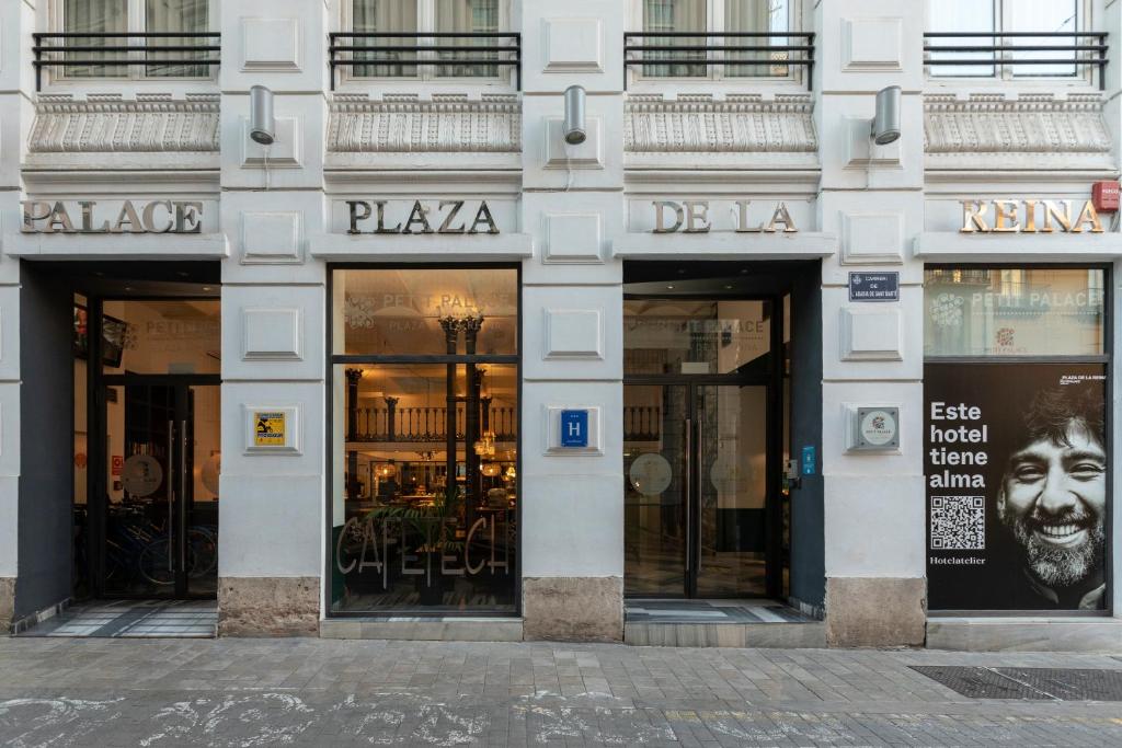 Este moderno hotel está situado en el centro histórico de Valencia, frente al Museo Nacional de Cerámica y a 200 metros de la animada Plaza de la Reina.