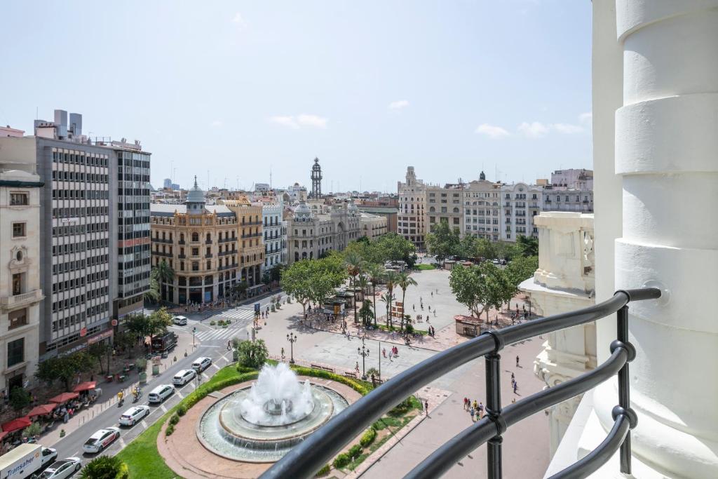 E-Mail senden Das Centro befindet sich in Valencias Hauptplatz, der Plaza del Ayuntamiento, 5 Gehminuten vom Bahnhof Estació del Nord entfernt.