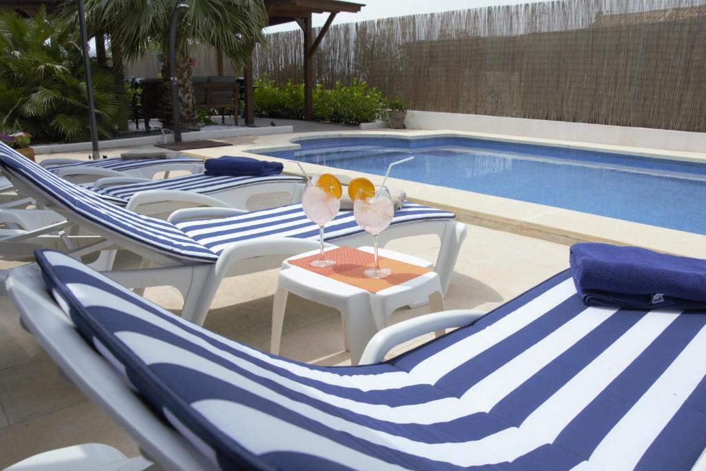 Located in Paterna, 9.2 km from Church of Saint Nicolás, Hotel Vista al Sol provides accommodation with a garden, private parking, a terrace and a bar.