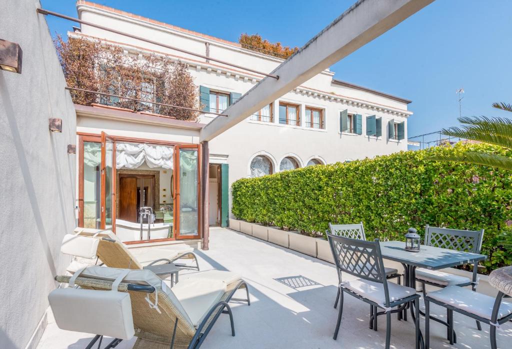 El Hotel ai Cavalieri di Venezia está situado en el centro histórico de Venecia, a 6 minutos a pie de la plaza de San Marcos.