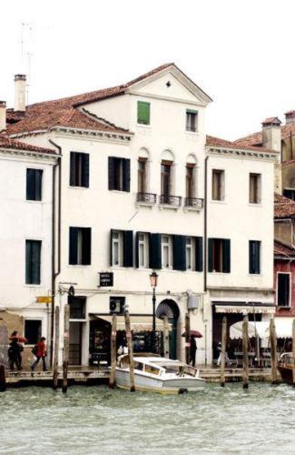 Hotel Airone ofrece alojamiento económico en una excelente ubicación cerca de la parada Vaporetto (bus acuático) y justo enfrente del puente (Ponte degli Scalzi) de...