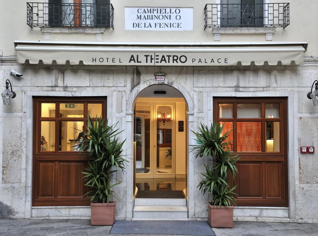 El Al Theatro Palace se encuentra en Venecia, a pocos pasos del teatro La Fenice. Hay WiFi gratuita en todas las instalaciones.