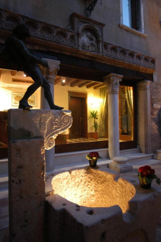 Situado en el distrito de Santa Croce de Venecia, el Hotel Al Ponte Mocenigo se encuentra en 2 plantas de un antiguo edificio veneciano con patio compartido.