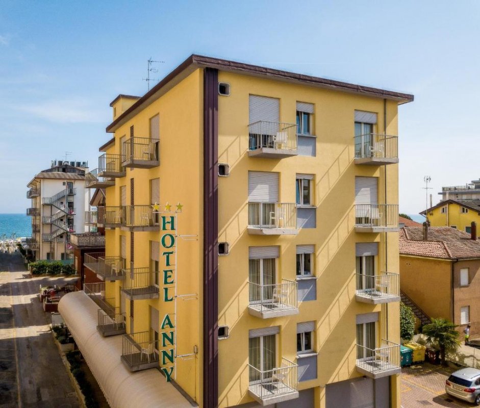El Hotel Anny se encuentra a 30 metros de la playa de Lido di Jesolo y ofrece habitaciones funcionales con baño privado y TV de pantalla plana.