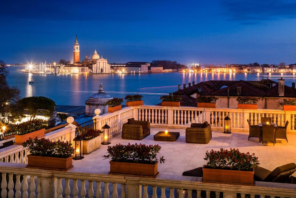 El Baglioni Hotel Luna se encuentra a 80 metros de la plaza de San Marcos y ofrece impresionantes interiores con frescos originales y vistas impresionantes a la laguna.