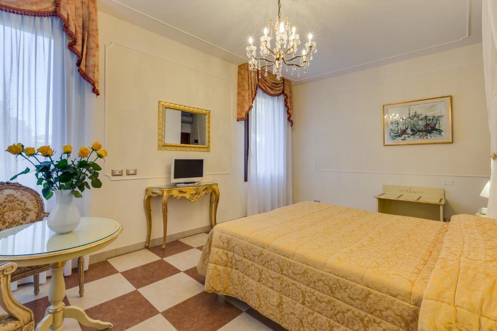 El Hotel Bernardi Semenzato está situado en el distrito de Cannaregio, en Venecia, y ofrece habitaciones de 2 estrellas con conexión WiFi gratuita.