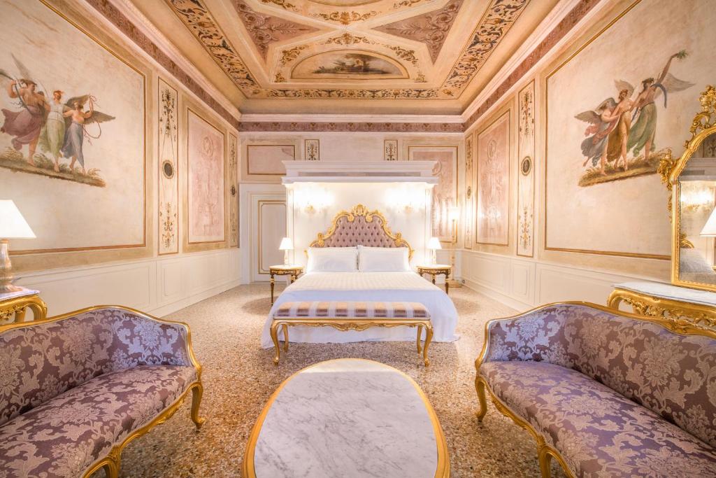 El Ca' Bonfadini, situado en un edificio del siglo XVI en Venecia, ofrece un alojamiento elegante, un restaurante y conexión WiFi gratuita.