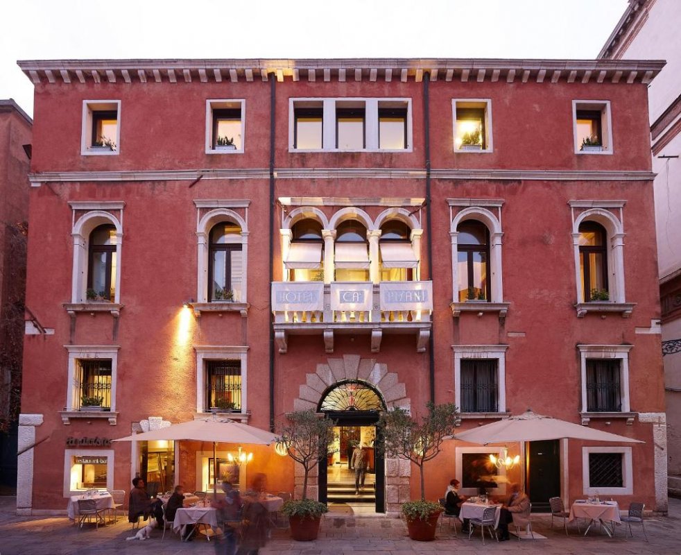 Situado en el tranquilo distrito de Dorsoduro, el Ca' Pisani Hotel es un elegante edificio del siglo XVI. Ofrece habitaciones de diseño con conexión Wi-Fi gratuita y bañera de hidromasaje.