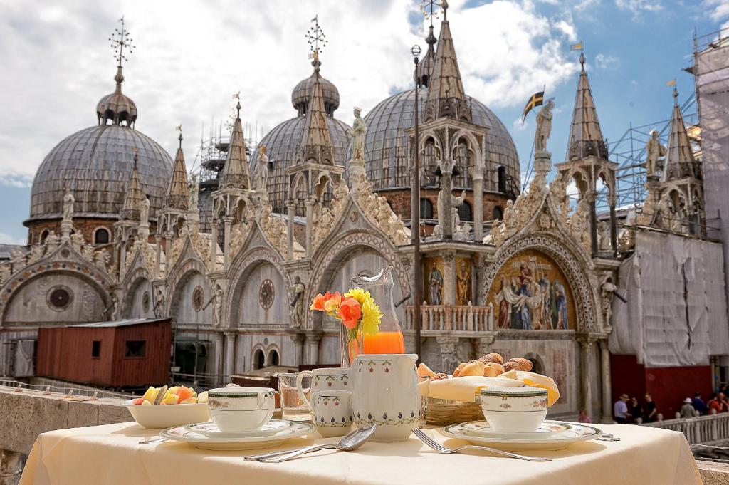 Well situated in the San Marco district of Venice, Canaletto Luxury Suites - San Marco Luxury is set a few steps from Basilica San Marco, 100 metres from...