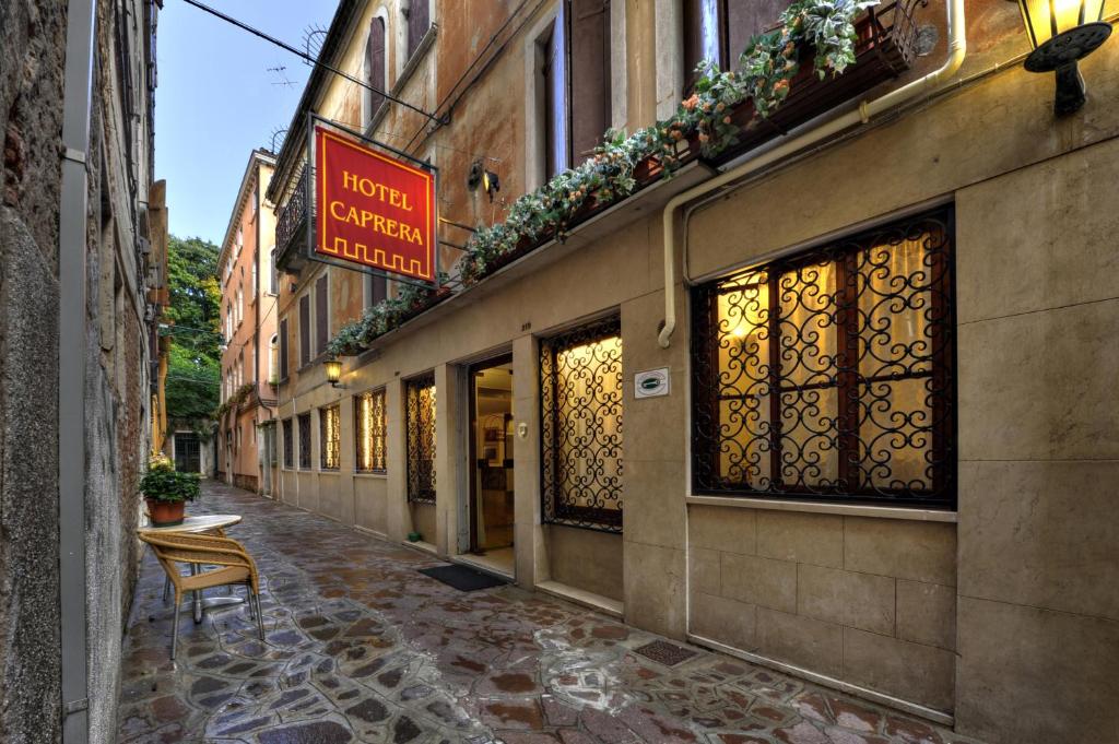 El Hotel Caprera se encuentra a solo 300 metros de la estación Santa Lucía de Venecia y ofrece habitaciones con conexión Wi-Fi gratuita y TV de pantalla plana vía satélite.
