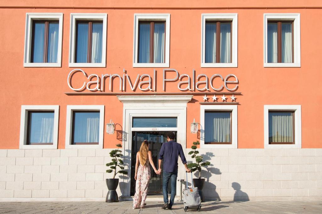 Carnival Palace es un nuevo hotel que ofrece habitaciones ultramodernas con suelos de madera y conexión Wi-Fi gratuita.