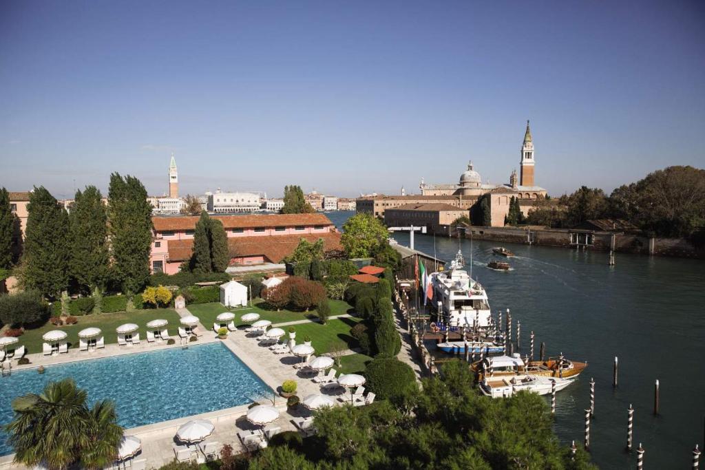 Situato sull'isola di Giudecca, l'Hotel Cipriani, l'A Belmond Hotel, a Venezia, offre splendide viste sulla Laguna di Venezia e sul Palazzo Ducale.