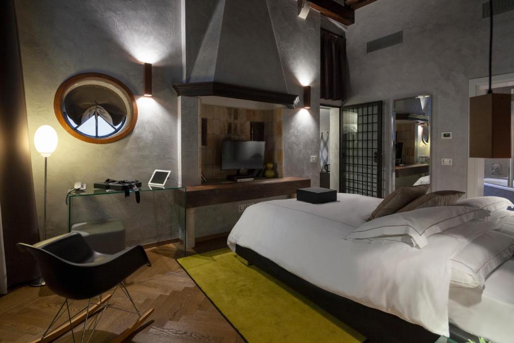 Corte Di Gabriela es un hotel de diseño con habitaciones elegantes y un patio interno común.
