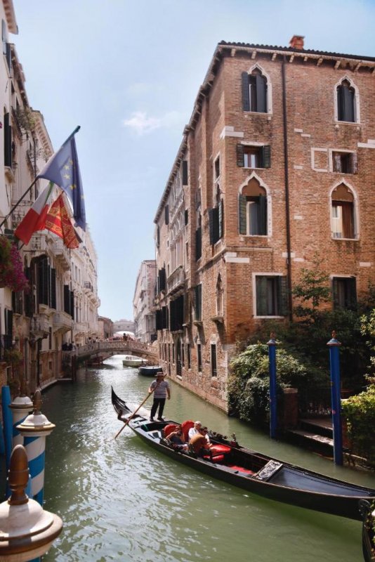 Dona El Palace es un hotel boutique de 4 estrellas situado a 2 minutos a pie de la plaza de San Marcos, en el centro de Venecia.