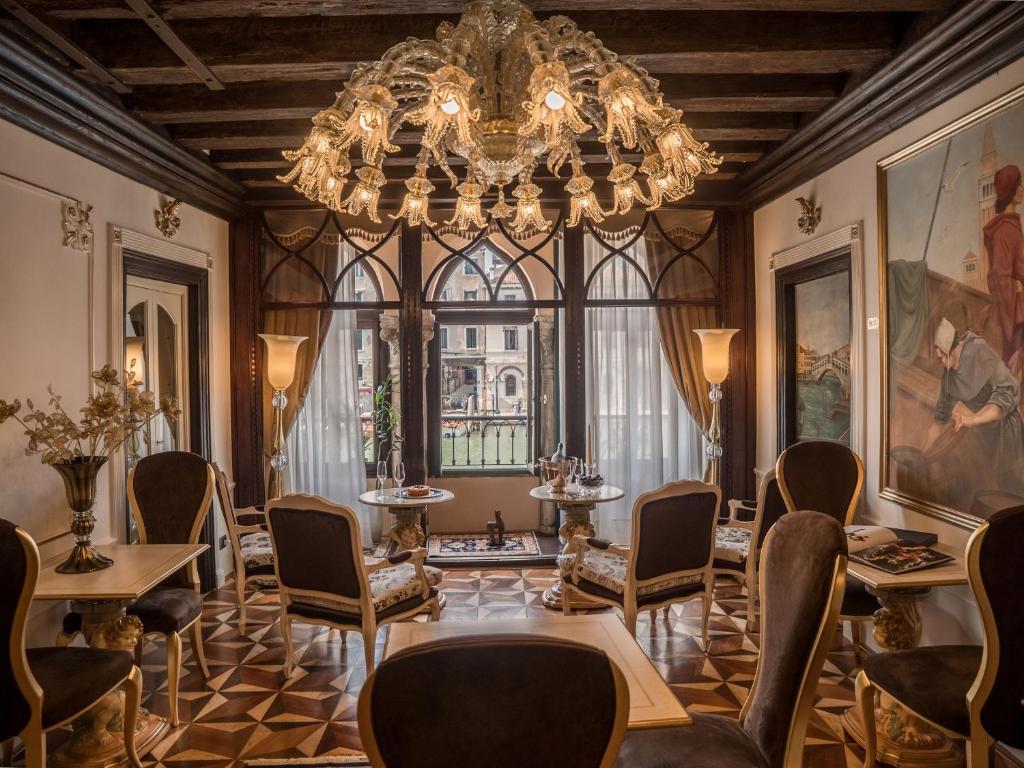 Attractively located in the San Marco district of Venice, EGO' Boutique Hotel - The Silk Road is situated a few steps from Ca' d'Oro, 100 metres from...