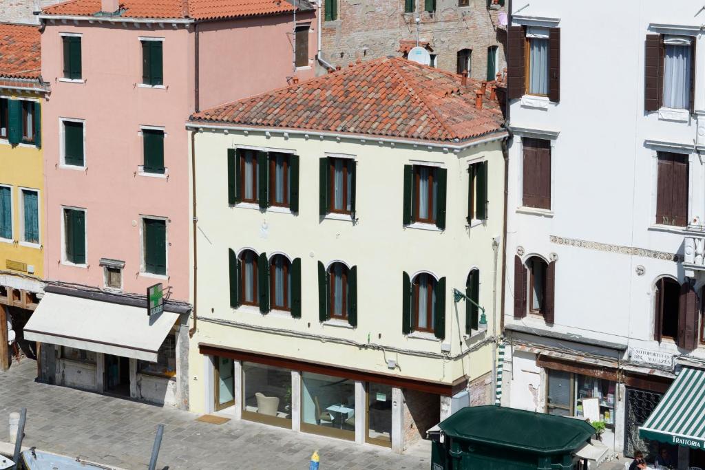 El Leone Hotel está situado a 6 minutos a pie de la estación de tren de Venezia Santa Lucia y ofrece habitaciones con aire acondicionado y conexión WiFi gratuita.