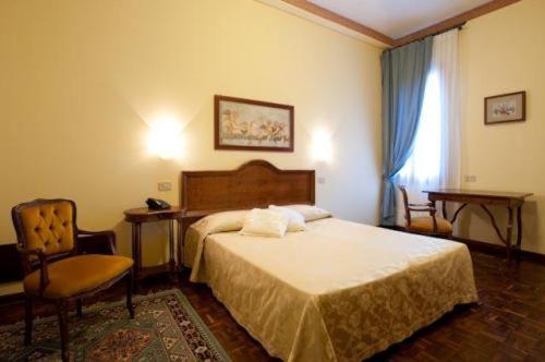 Just 150 metres from Santa Lucia Train Station, Hotel Florida is in central Venice.