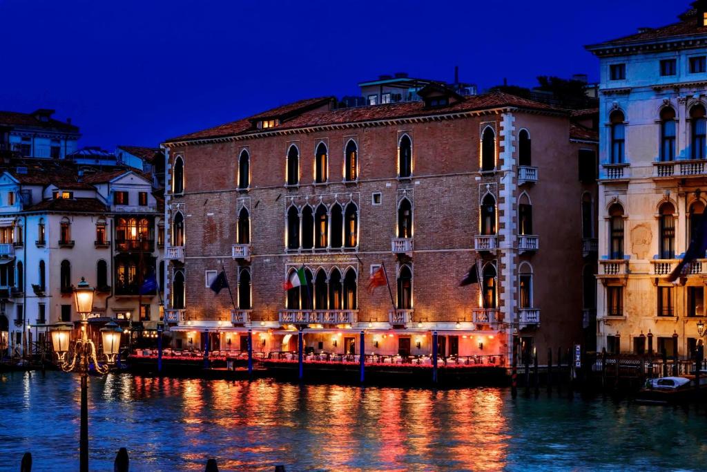 Restaurado a su esplendor original, El Palacio Gritti se encuentra en una antigua residencia noble en el Gran Canal de Venecia, con vistas a Santa Maria delle Salute...