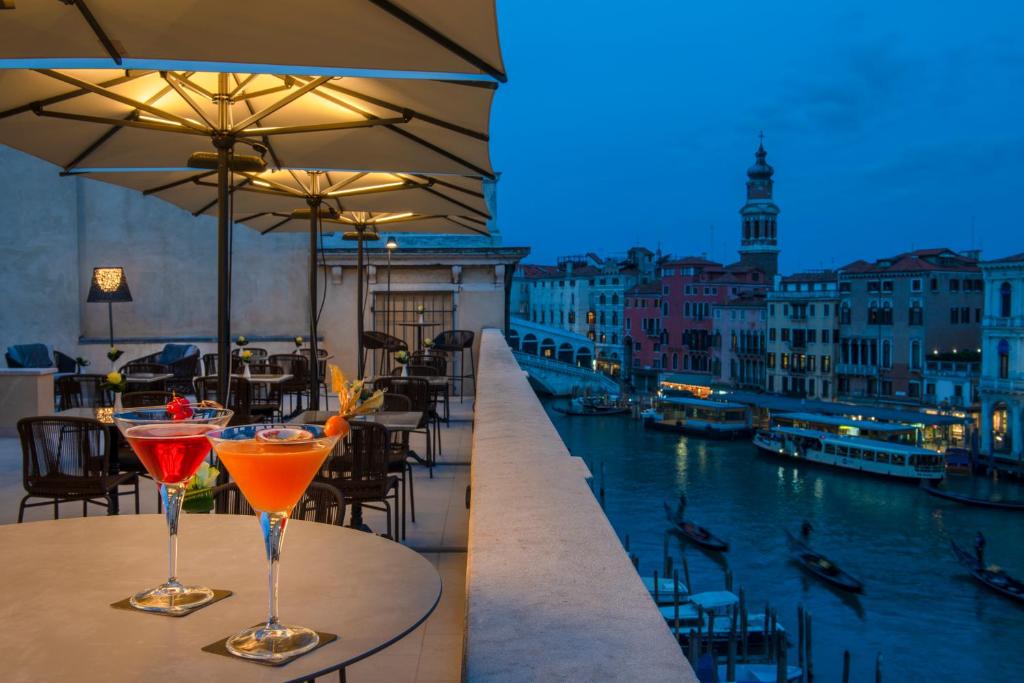 H10 Palazzo Canova está situado en Venecia y cuenta con terraza y bar. Este hotel de 4 estrellas ofrece conexión WiFi gratuita.