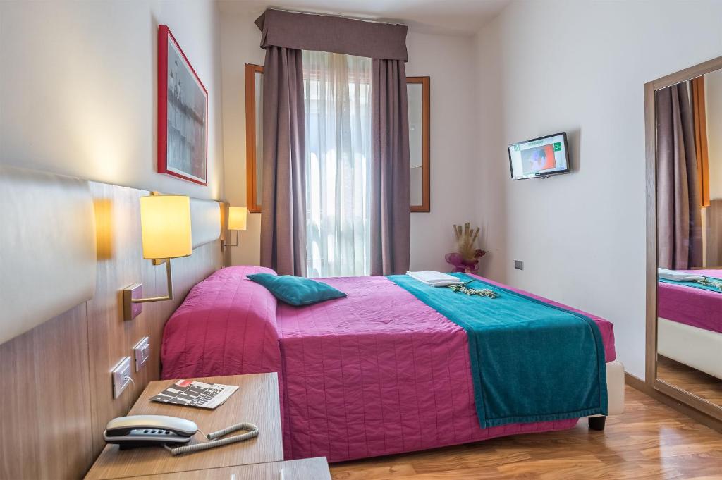 El Hotel Il Moro Venezia se encuentra a solo 250 metros de la estación de Venecia Santa Lucia y ofrece habitaciones con baño privado con TV vía satélite y conexión Wi-Fi gratuita.