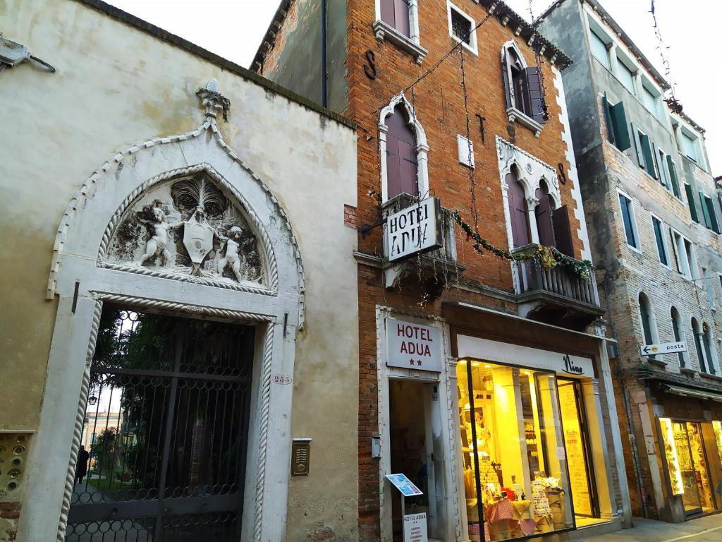 El Hotel Adua está situado junto al gueto judío, a solo 4 minutos a pie de la estación Venezia Santa Lucia.
