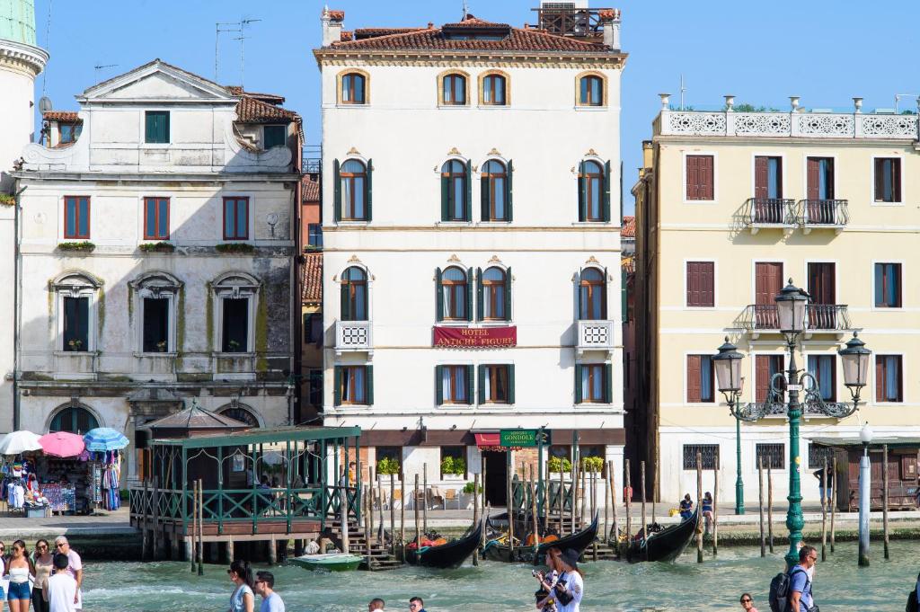 Directamente en el famoso Gran Canal, Hotel Antiche Figure está en Venecia, justo enfrente del canal de la estación de Venecia.
