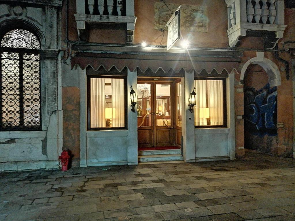 El Hotel Falier se encuentra en un barrio tranquilo de Venecia, junto a la iglesia Frari, a 10 minutos a pie de la estación de tren de Santa Lucía.