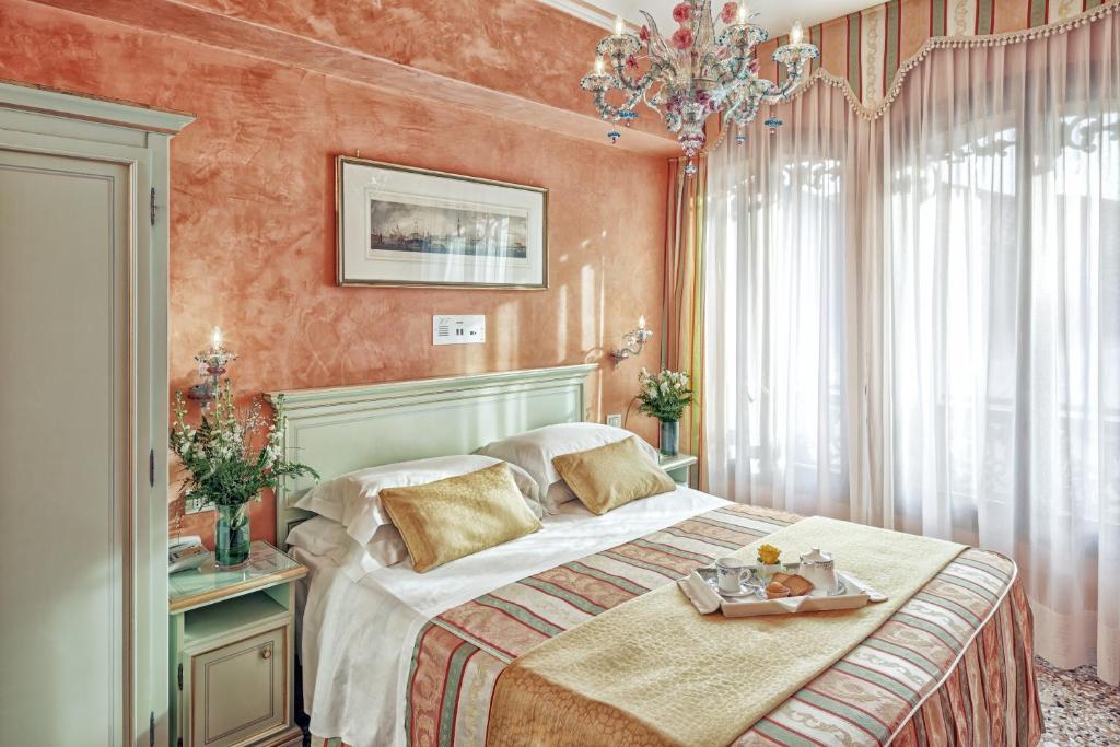 Hotel Firenze está justo al lado de la Plaza de San Marcos en el corazón de Venecia. Las habitaciones disponen de conexión Wi-Fi gratuita y aire acondicionado.
