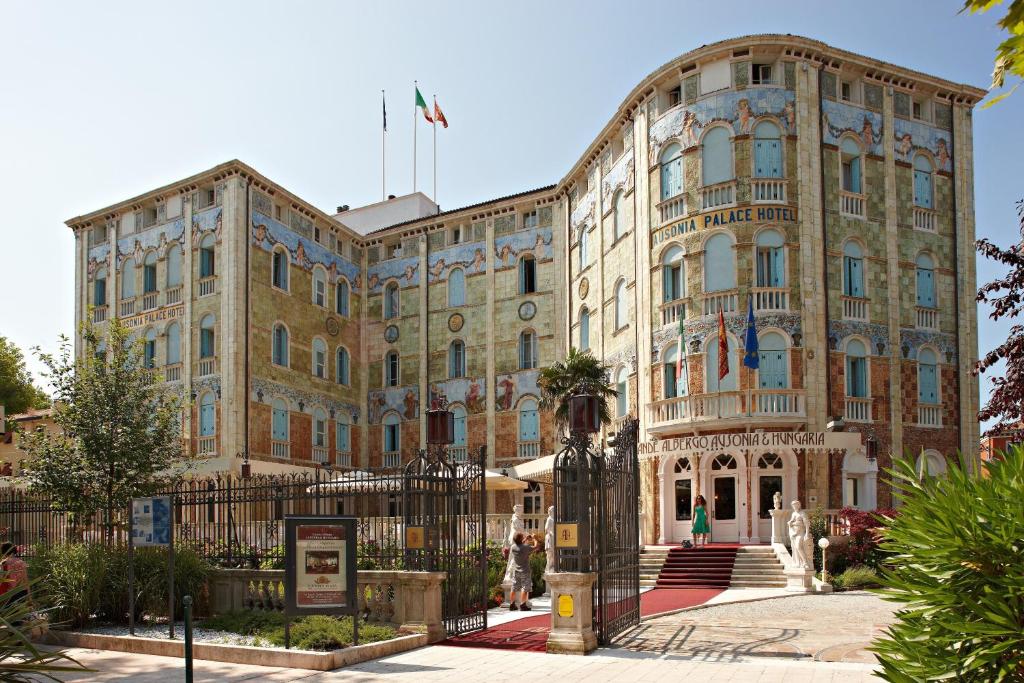 El Ausonia Hungaria se encuentra en un edificio a 250 metros de la playa y a 5 minutos a pie de la parada de autobús acuático Vaporetto.