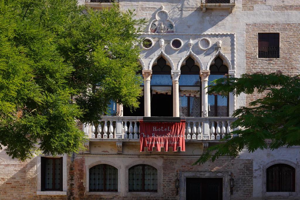 Situado en un edificio del siglo XV detrás de la Iglesia de San Giovanni en Bragora, el Hotel La Residenza ofrece habitaciones en suite con...