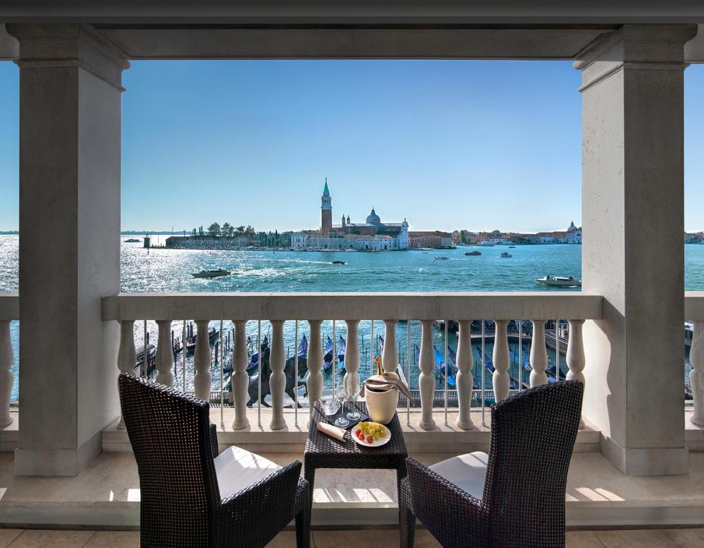 Located on the Riva degli Schiavoni, Londra Palace Venezia is just a 5-minute walk from St. Mark's Square.