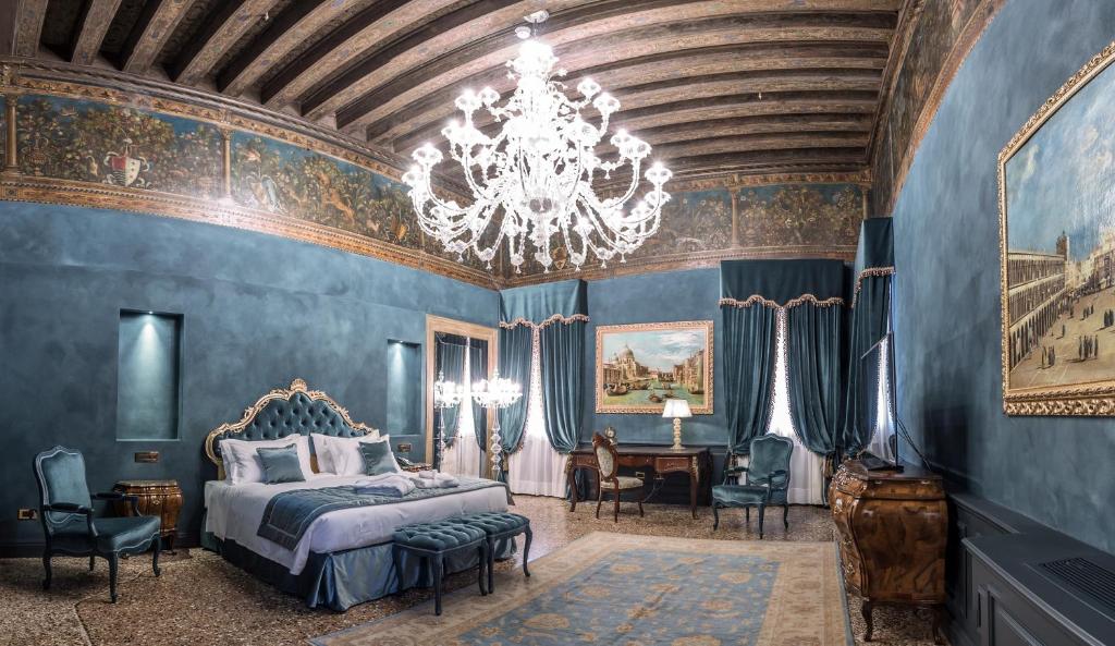 El Hotel Nani Mocenigo Palace, situado en Venecia, a 900 metros de La Fenice, ofrece jardín y conexión WiFi gratuita.