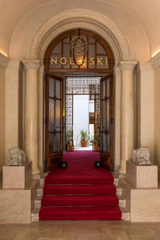 El Nolinski Venezia, situado en el centro de Venecia, ofrece habitaciones con aire acondicionado, terraza, conexión WiFi gratuita y restaurante.