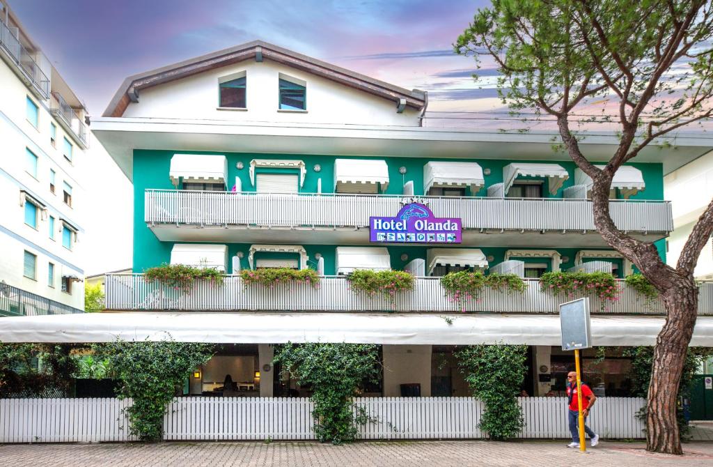 Located on a pedestrian area in central Lido di Jesolo, the 3-star Hotel Olanda is only 500 metres from the main street Via Bafile.