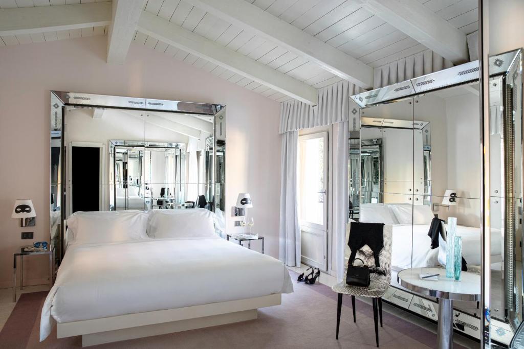 Palazzina Grassi is located in the historic centre of Venice, just off the Canal Grande canal, and 700 metres from the Fenice Theatre.