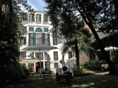 Situado en una antigua residencia del siglo XVI de Doge, el Hotel Palazzo Abadessa tiene vistas al Canal de Santa Sofía en Cannaregio, ofrece un jardín y habitaciones...