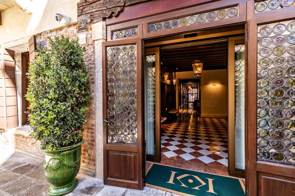 Ideally set in the centre of Venice, Palazzo Keller features air-conditioned rooms, a garden, free WiFi and a bar.
