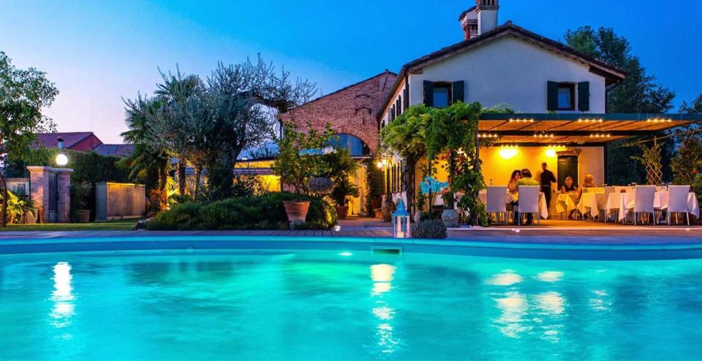 Featuring an elegant and rustic décor, Do Ciacole In Relais is situated in Mira, in the Veneto countryside.