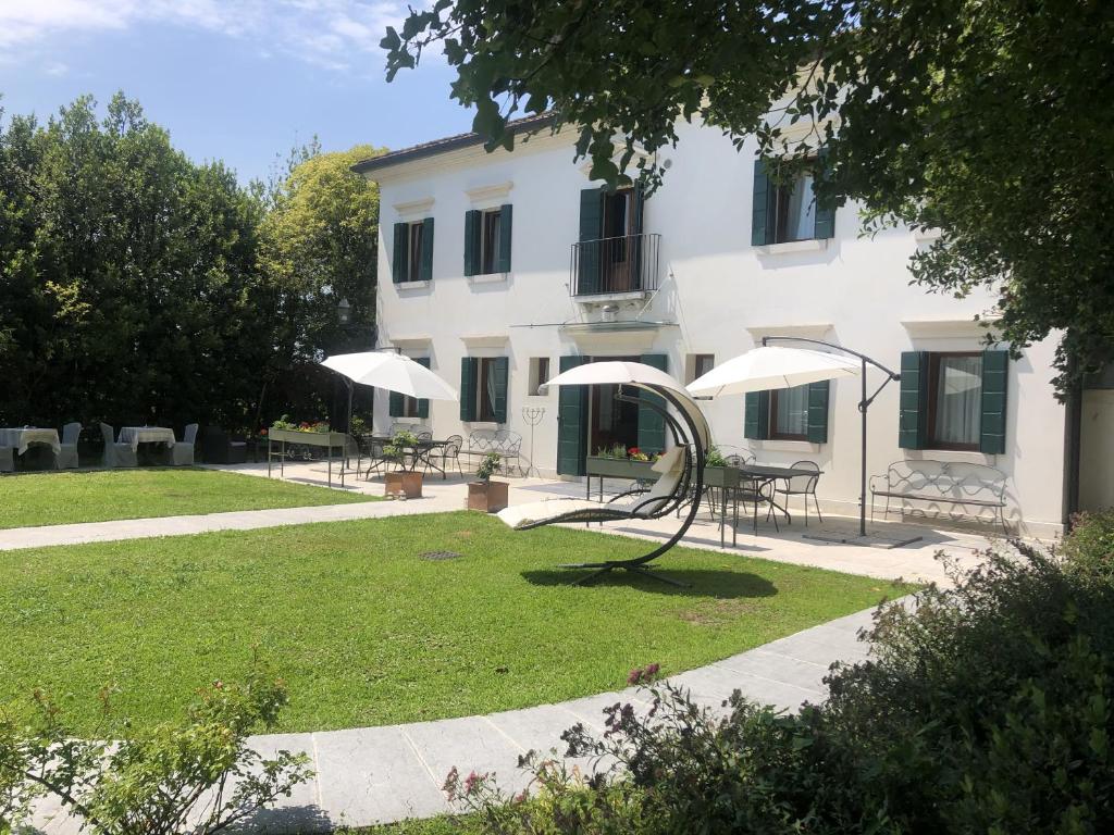 El Relais Villa Selvatico, rodeado de jardines ajardinados, ofrece habitaciones con aire acondicionado y aparcamiento gratuito, justo al lado de la ciudad medieval de Roncade.