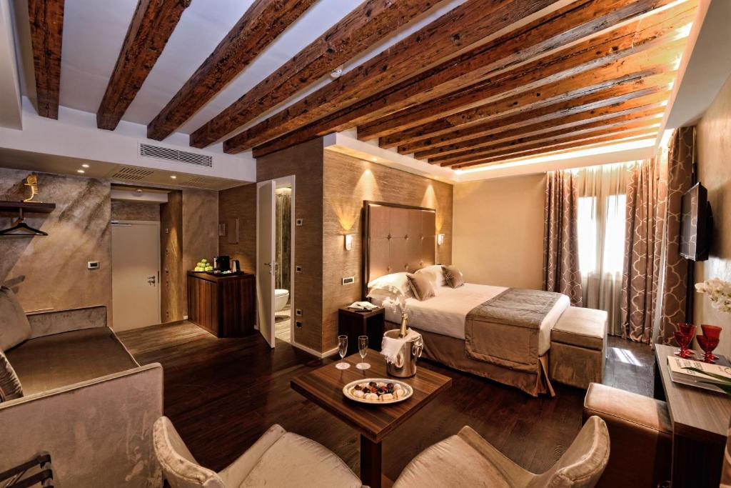 Rosa Salva El Hotel es uno de los hoteles más históricos de Venecia y se encuentra a solo 100 metros de la plaza de San Marcos.