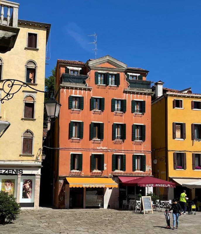 El Hotel San Geremia está compuesto por dos edificios adyacentes y ofrece alojamiento en Venecia, junto a Campo San...