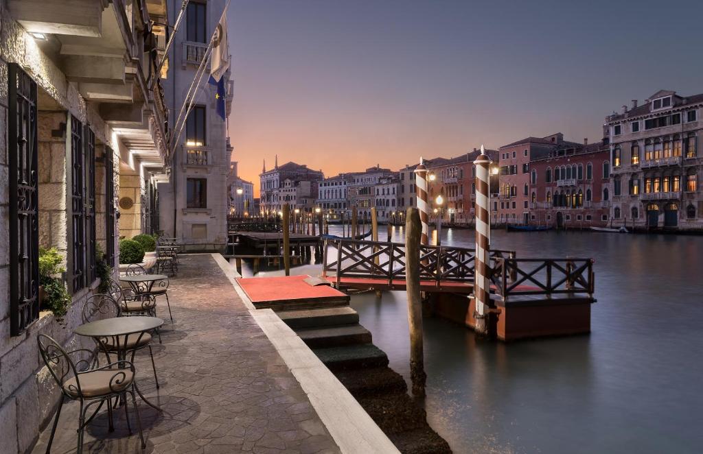 Sina Palazzo Sant'Angelo es un lujoso hotel boutique con muelle privado, situado entre el Puente de Rialto y la Plaza de San Marcos.