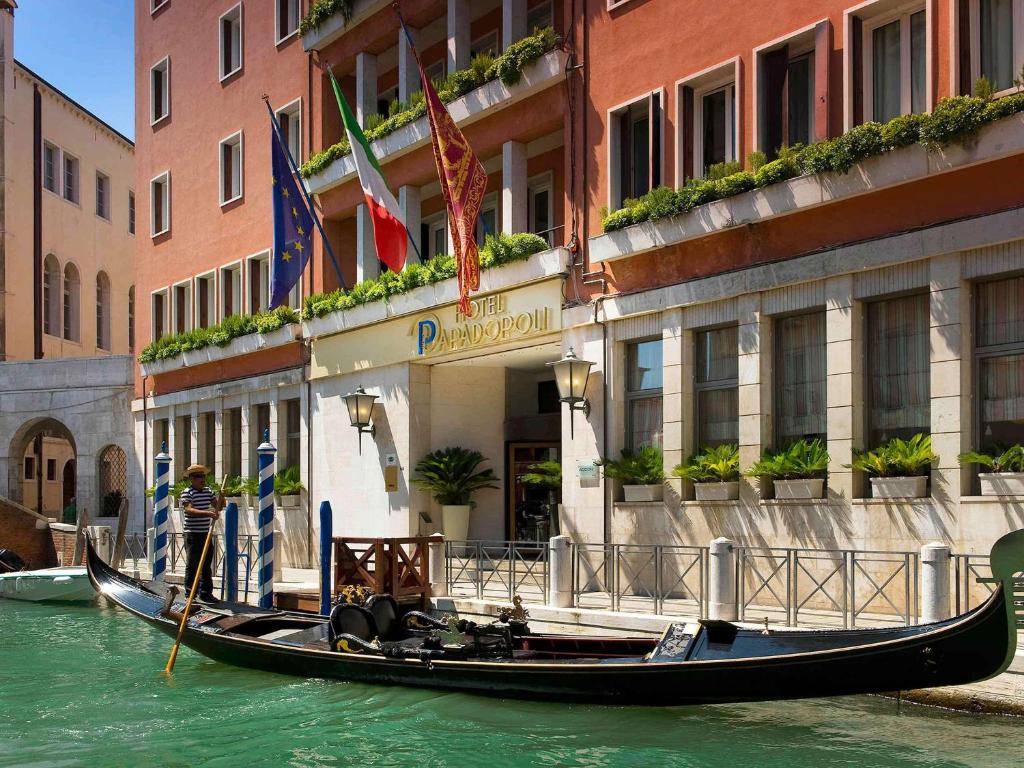 El Papadopoli Venezia de 4 estrellas está situado en el corazón de la zona de Santa Croce Sestiere.