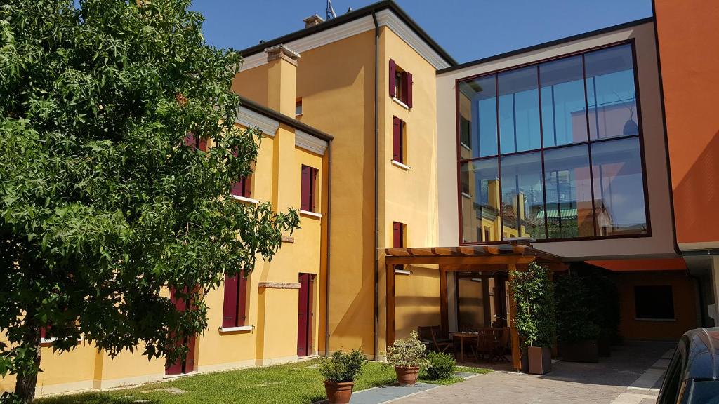 Villa Costanza es un hotel de 3 estrellas superior a 250 metros de la estación de tren de Mestre, con salidas frecuentes para Venecia.