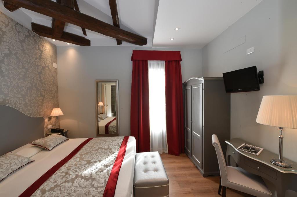 Hotel Villa Rosa se encuentra a 5 minutos a pie de la estación de Santa Lucía en el centro histórico de Venecia. Su habitación cuenta con aire acondicionado y TV vía satélite.